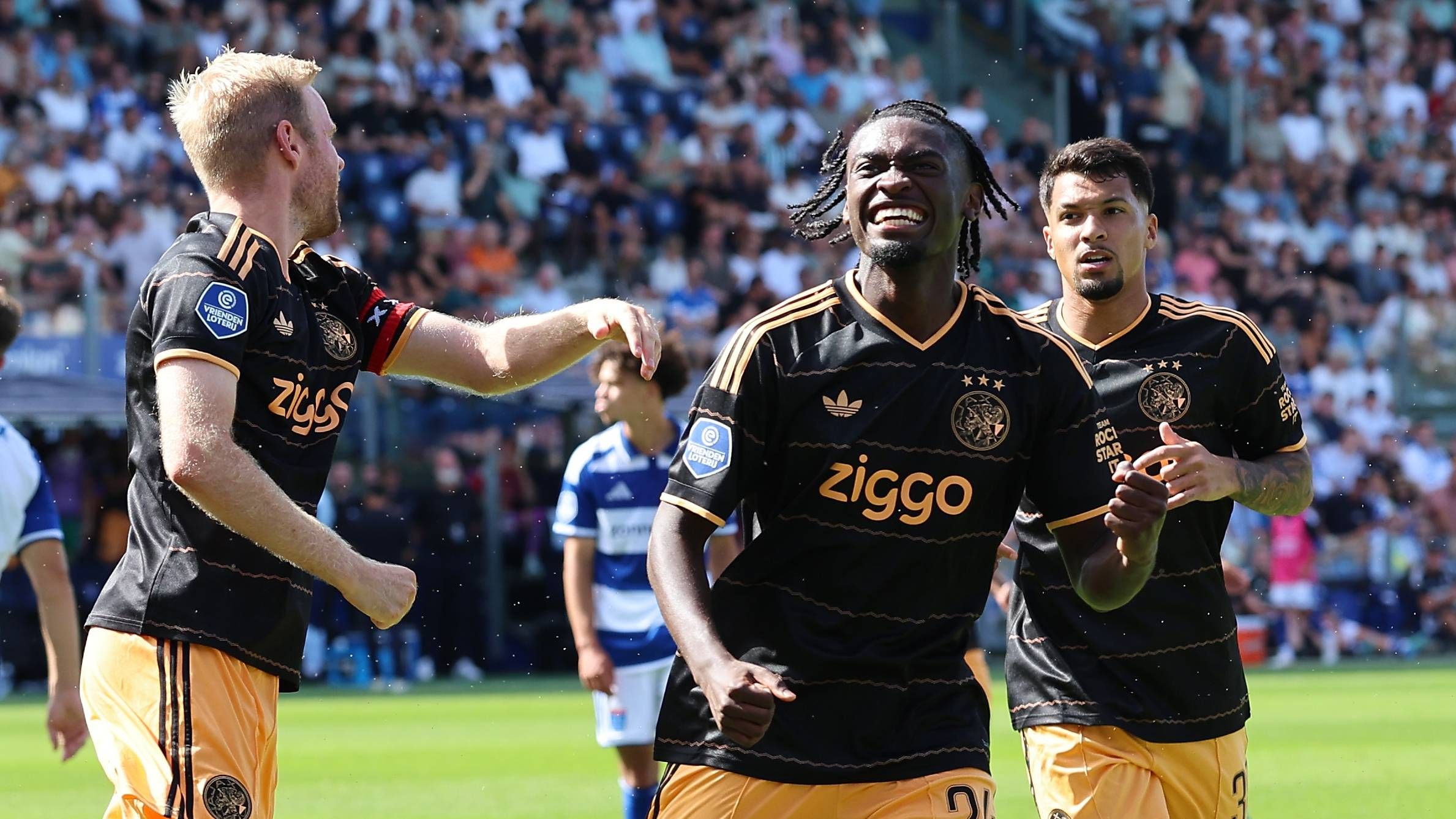 Mokio's Vlagkeuze Zorgt voor Ophef na Ajax-wedstrijd