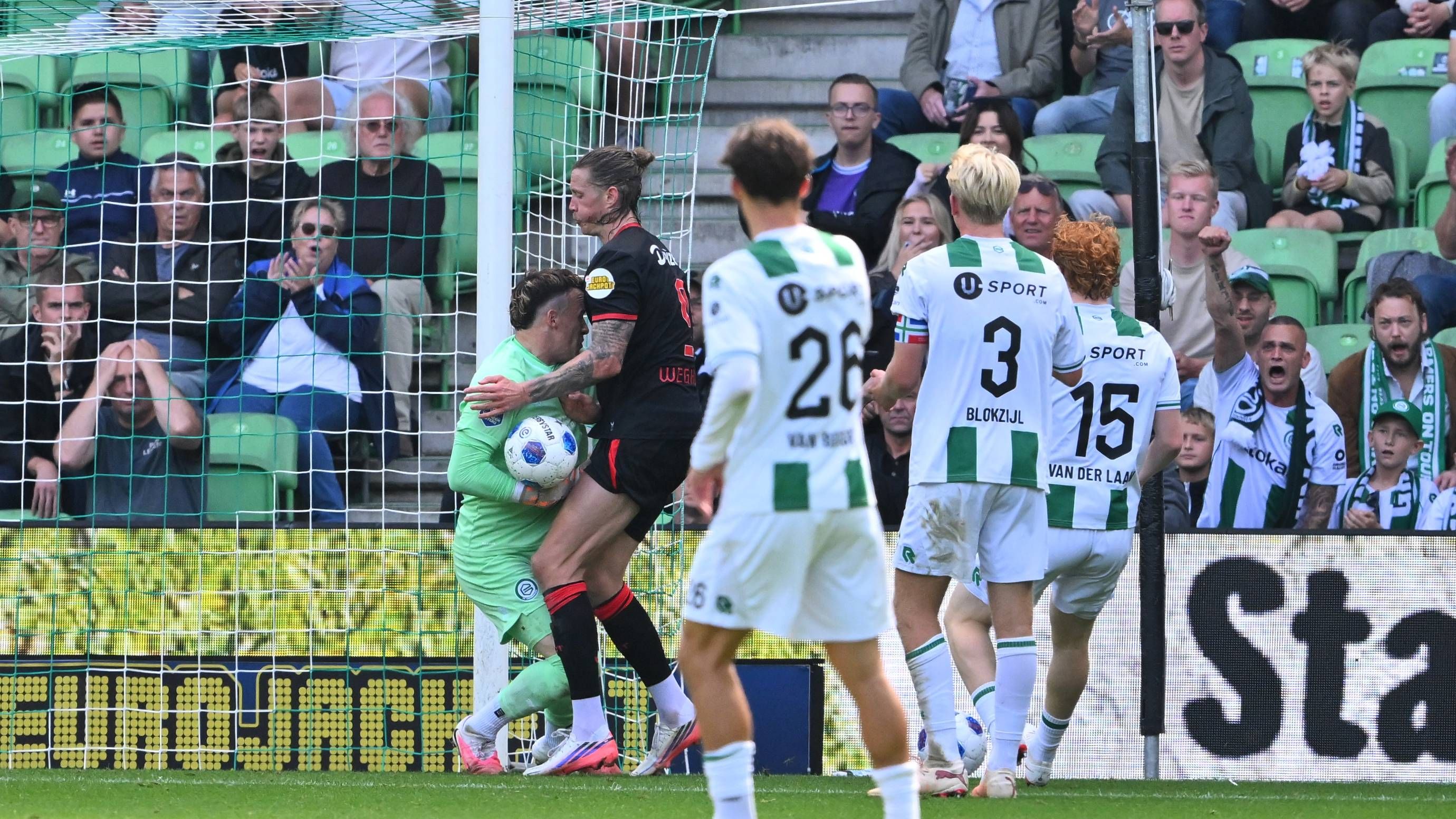 Etienne Vaessen en Wout Weghorst krijgen het met elkaar aan de stok bij FC Groningen - FC Twente, Da