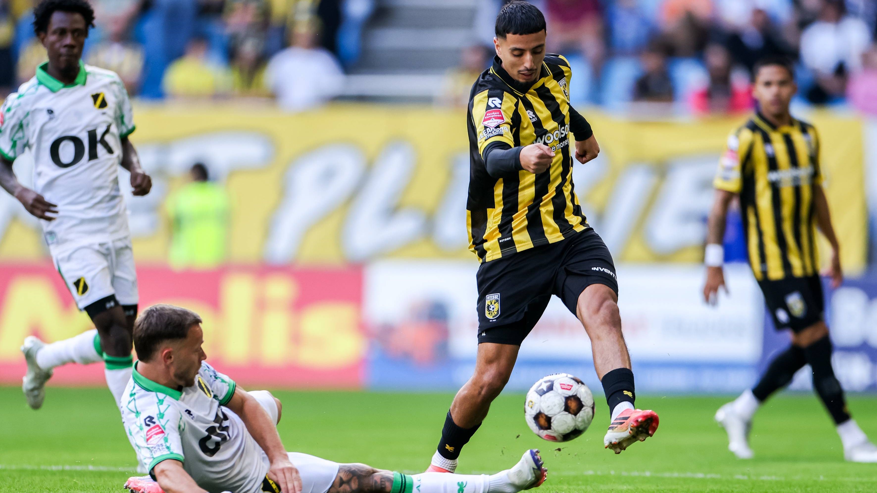 NAC Breda slikt late gelijkmaker bij Vitesse, Hinoke maakt hattrick voor TOP Oss tegen MVV Maastrich