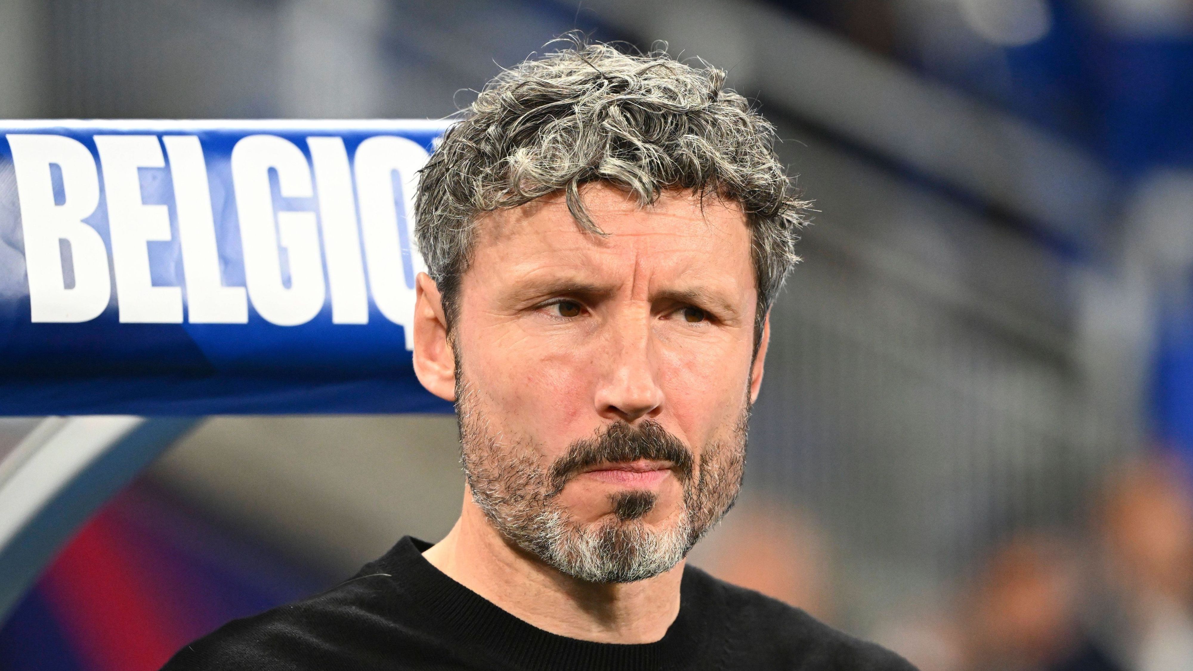 Stéphane Pauwels criticizes Mark van Bommel over substitutions