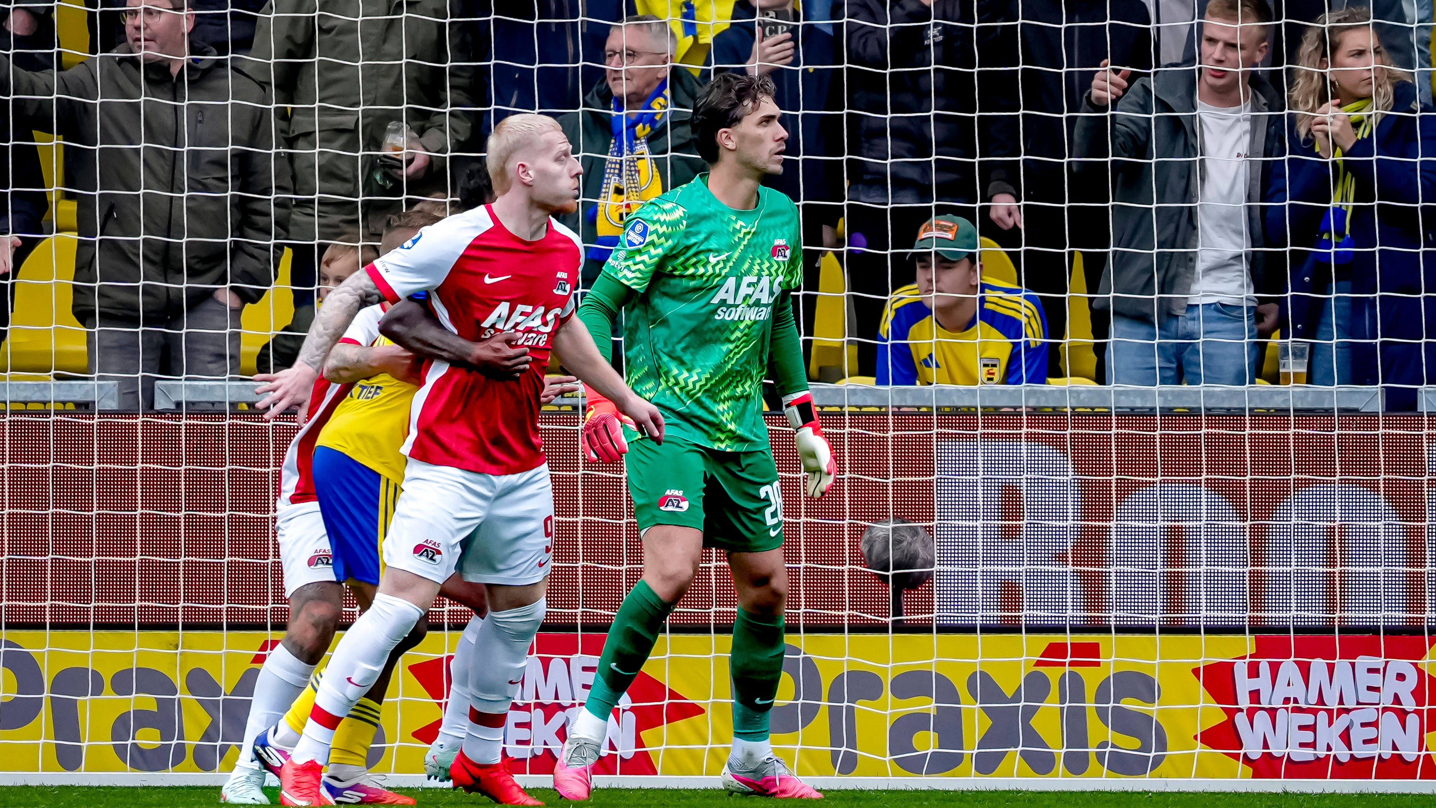 Meerdink redt punt voor AZ nadat doelman Cambuur penalty weggeeft