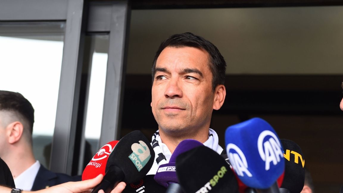 Giovanni van Bronckhorst heeft beet en haalt Portugees international ...